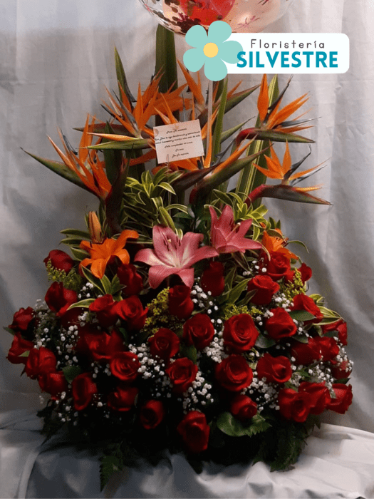arreglo en 45 rosas rojas, con decoracion en aves del paraiso