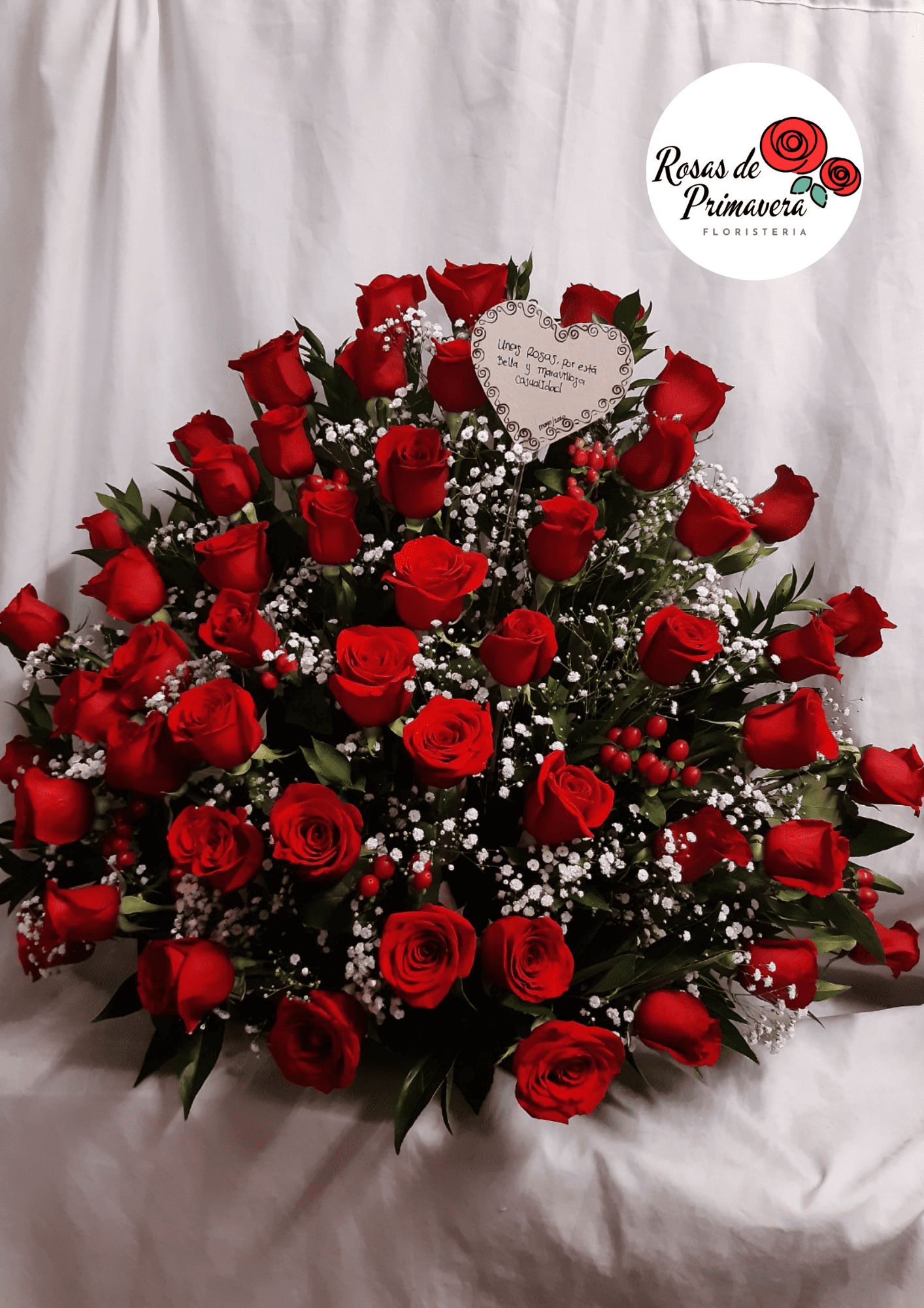 arreglo floral con 50 rosas rojas