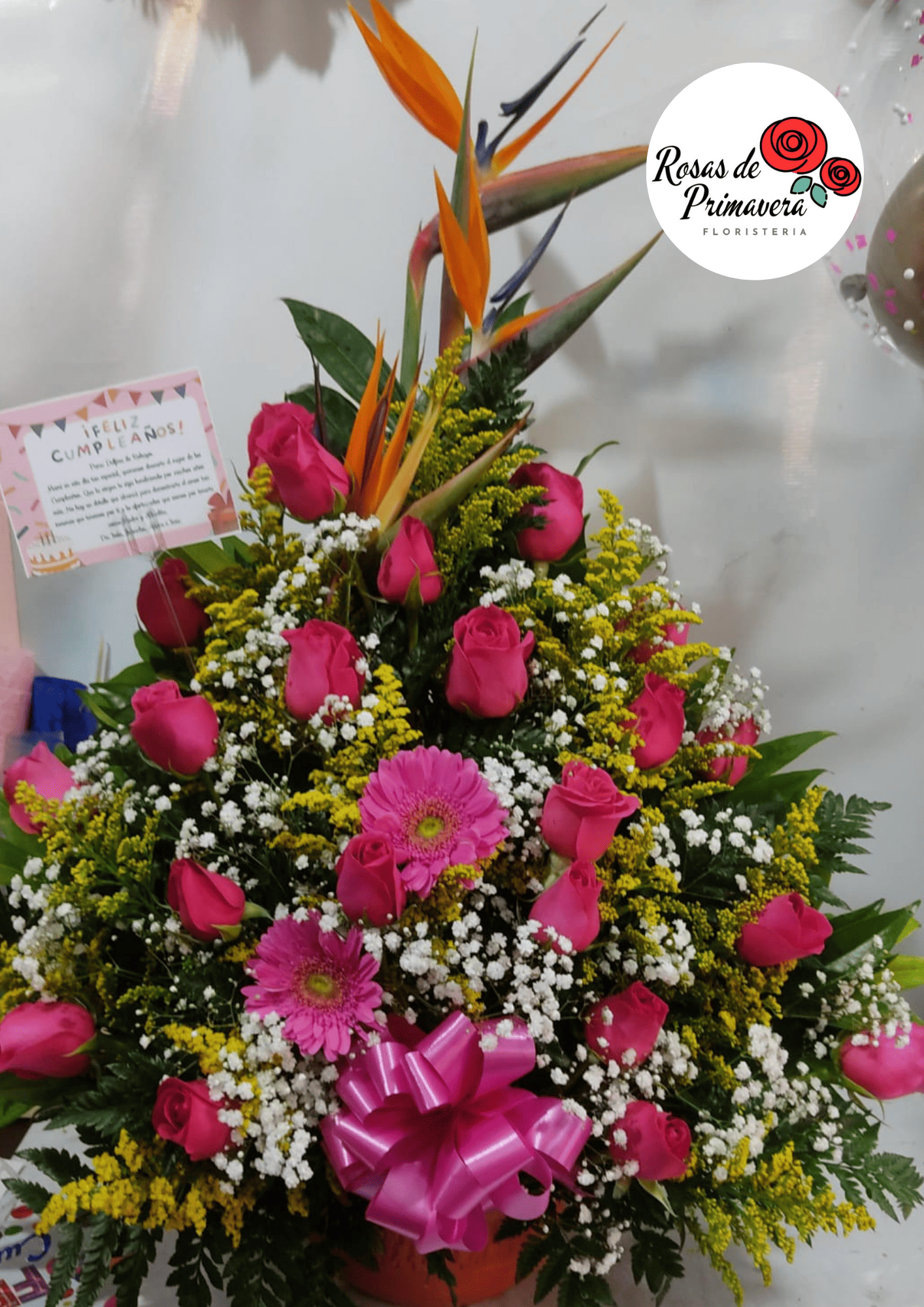 arreglo con 18 rosas rosadas y aves del paraíso