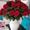 jarrón con 24 rosas rojas