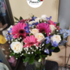 jarrón con lirios, rosas y gerberas
