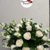 arreglo fúnebre cubre caja rosas blancas y eucalipto