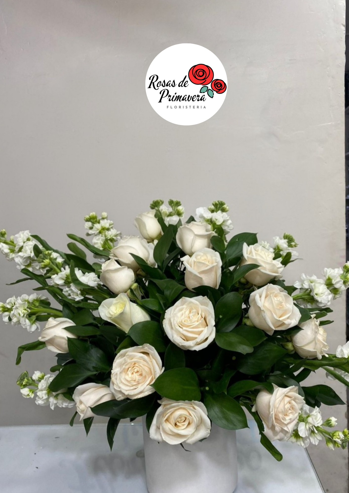 arreglo fúnebre cubre caja rosas blancas y eucalipto