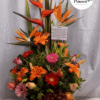 arreglo floral con rosas, gerberas, lirios y frutas