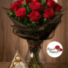 jarrón con 18 rosas + caja de chocolates