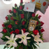 arreglo floral con rosas, girasoles y aves del paraíso
