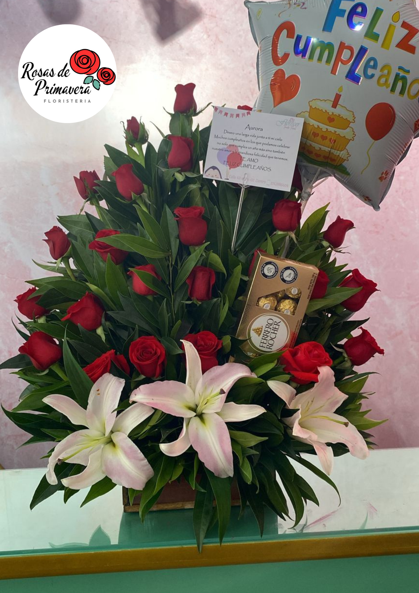 arreglo floral con rosas, girasoles y aves del paraíso