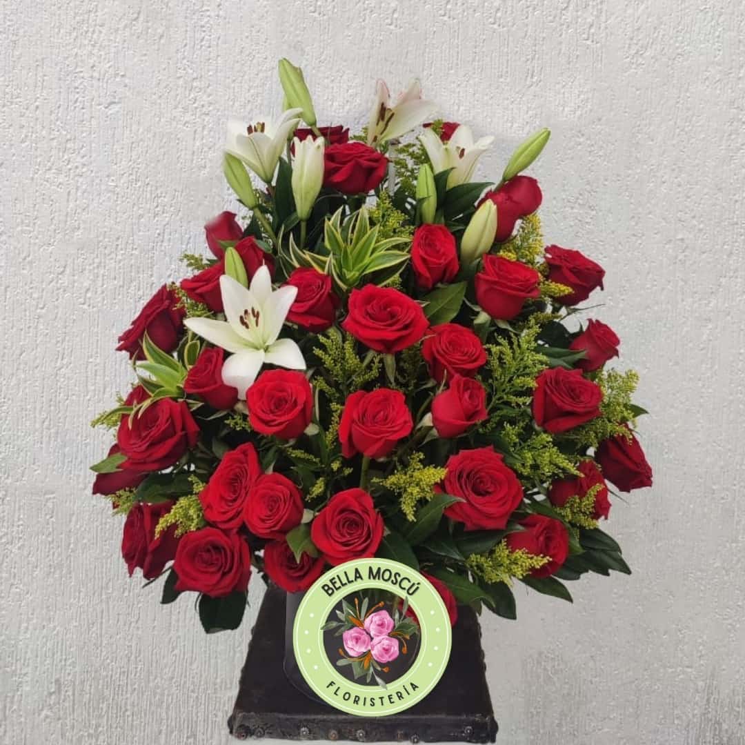 Arreglo Floral 48 Rosas Rojas y 4 lirios